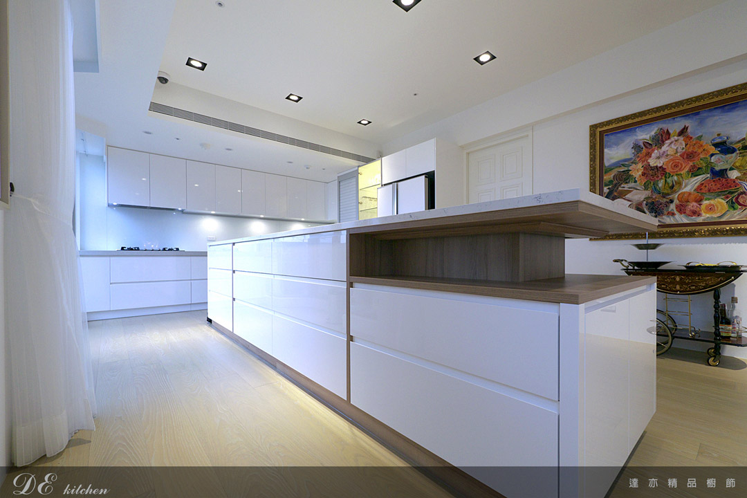 廚房設計｜北歐風格｜檯面 矽鋼石｜門板 鋼琴烤漆：純白